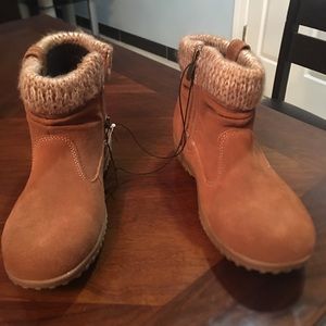 Woman’s all season comfy boots